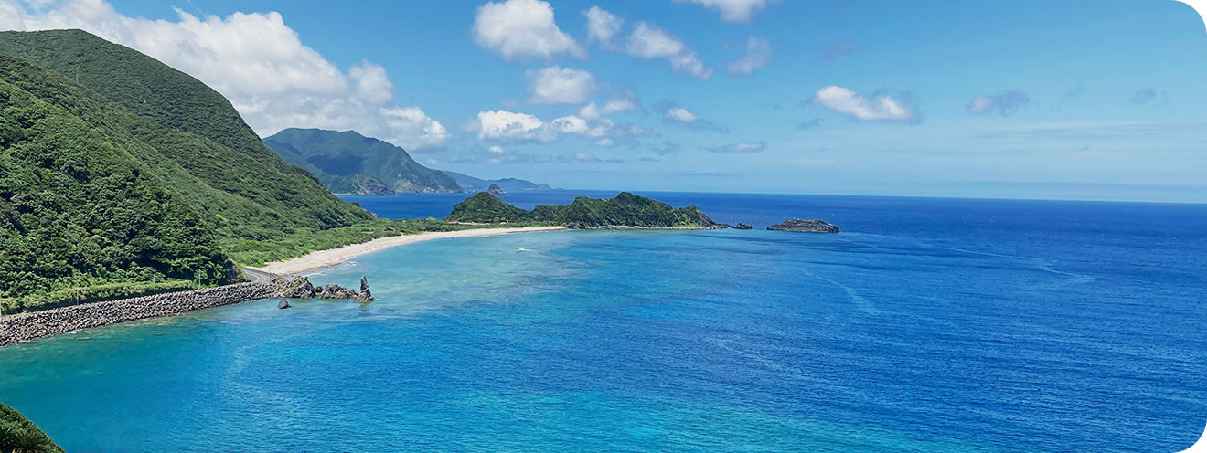 青く輝く奄美群島の海